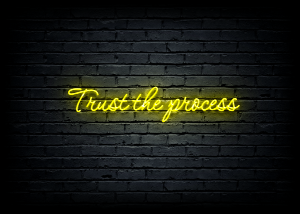 Led neono iškaba "Trust the process"
