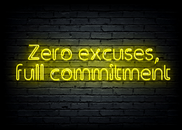 Led neono iškaba "Zero excuses, full commitment"