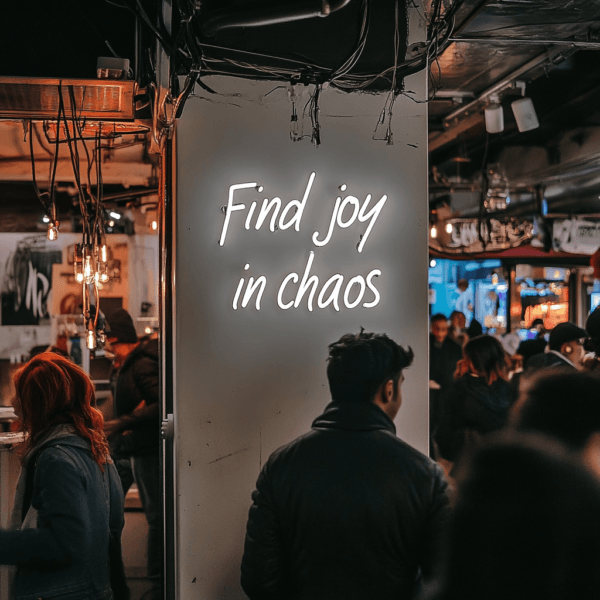 Led neono iškaba "Find joy in chaos"