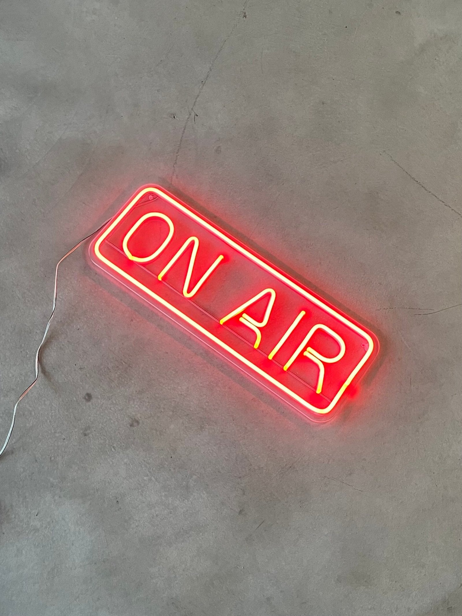 podcastams LED neoniniai ženklai užrašai tekstai studijoms ledneon.lt