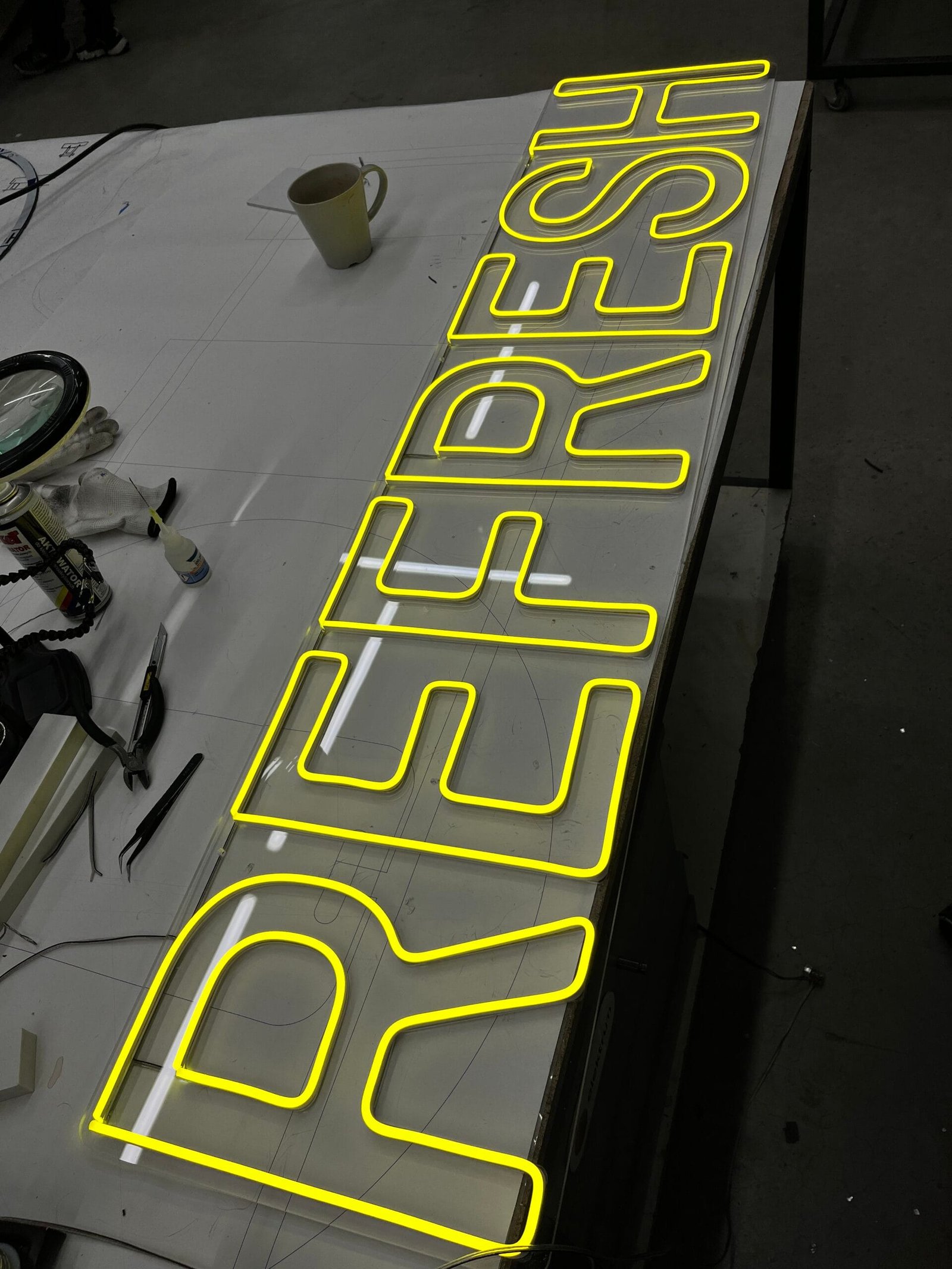 LED neoninė iškaba ir užrašai logotipai sporto salėms