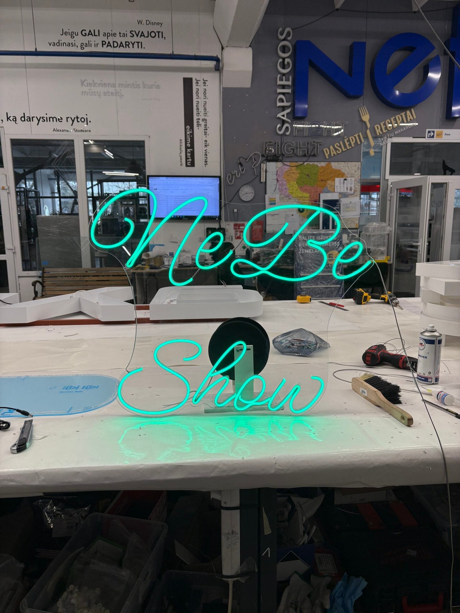 Užrašai iškabos verslams biurams ledneon.lt