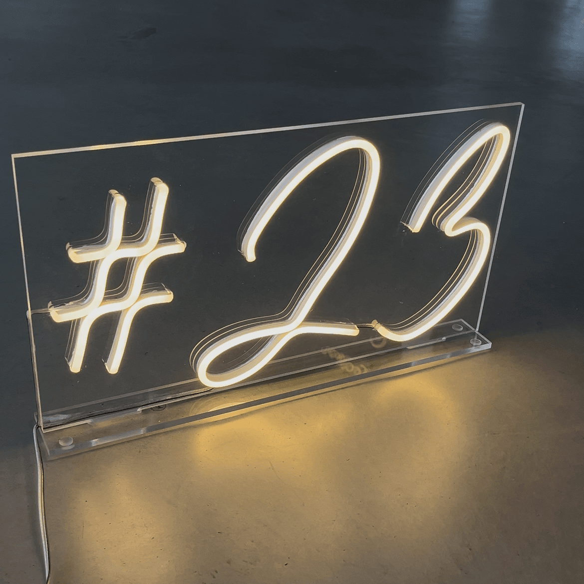 LED neoniniai skaičiai ir užrašai logotipai 