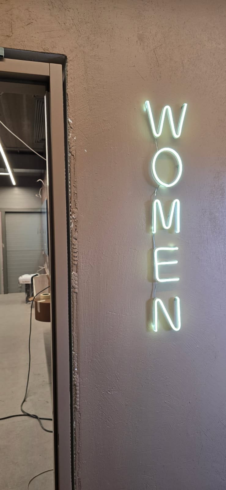 Tualeto žymėjimas LED neonais