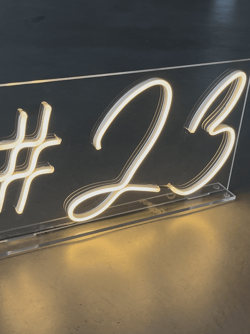LED neoniniai skaičiai ir užrašai logotipai 